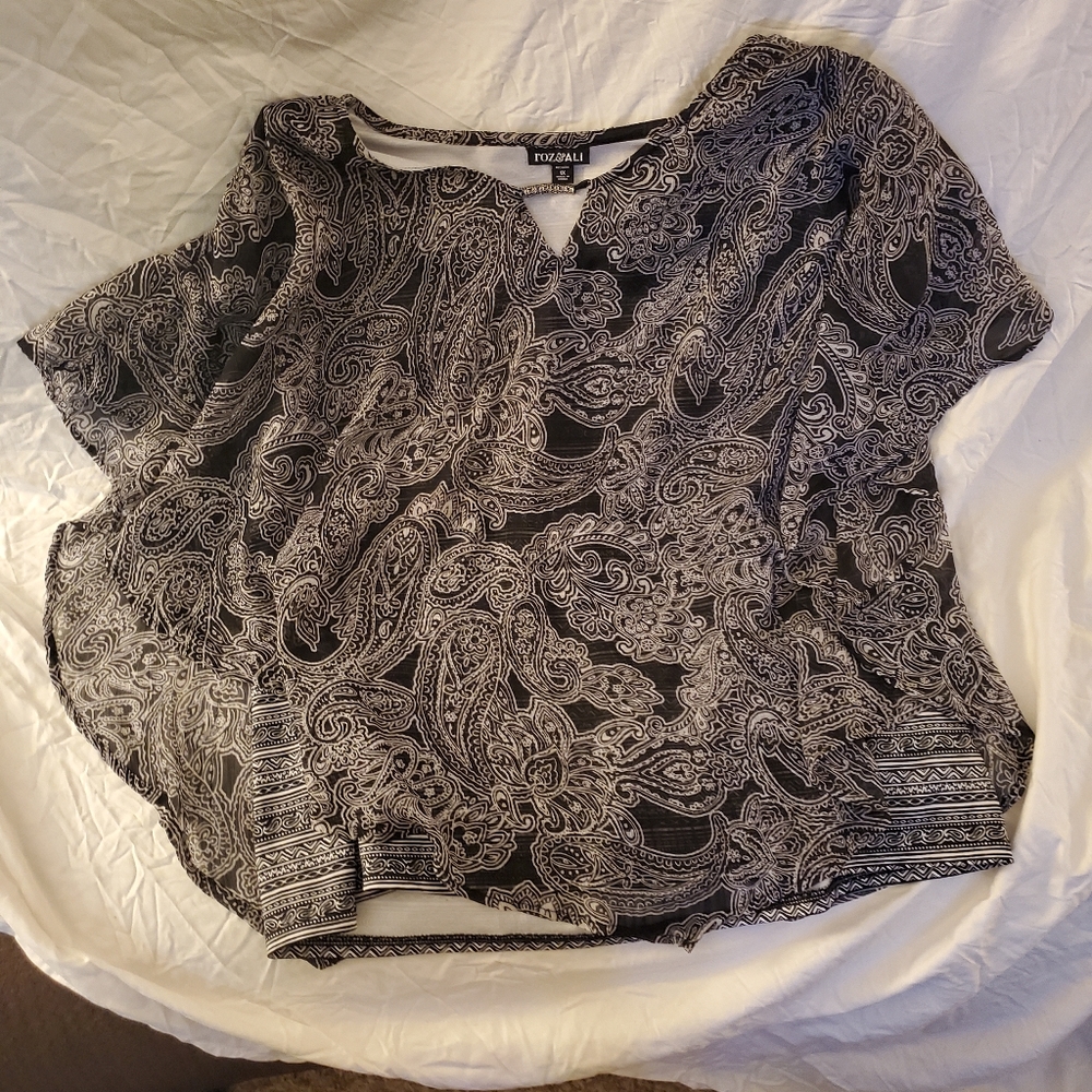 Roz & Ali  1x poncho over tank top black and white patterned